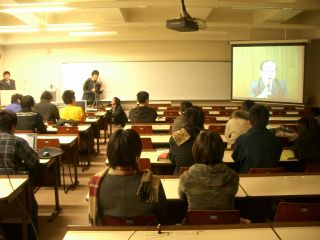 本学学生が遠隔で鳥取大学道上学長から授業を受ける。