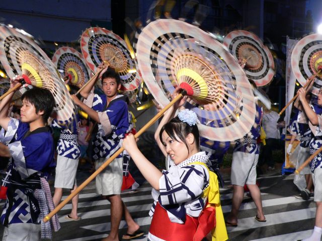 「第４１回鳥取しゃんしゃん祭」で学生が踊りを披露