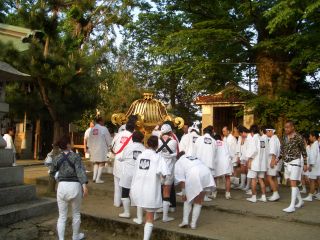 聖神社大祭　神輿の担ぎ手等で本学学生が応援