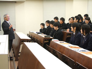 鳥取東高校理数科１年生４１名が来学。