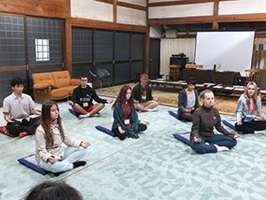 ロシア・ウラジオストク国立経済サービス大学との大学間交流プログラムを実施しました