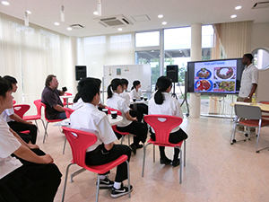 兵庫県立浜坂高等学校の1年生12名が来学し、英語村を体験しました