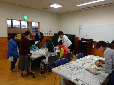 日進地区の子ども達にパラグライダー作りを教える科学部の学生