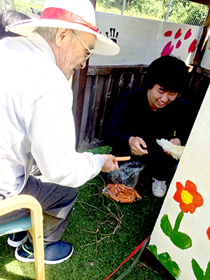 ニンジンを与えるお年寄