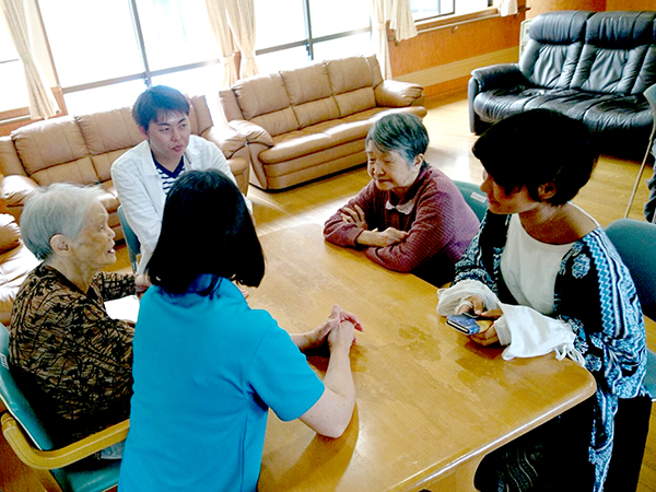 入所者の方と歓談する学生