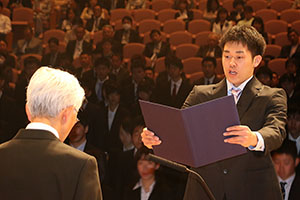 学部新入生代表の河野慎吾さんによる入学生宣誓