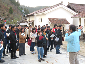 吉田町「たたら歴史街道」で説明を聞く学生
