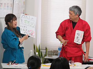 「忍者チキン」と「忍者の卵すずめ」に扮する北野講師と西村講師