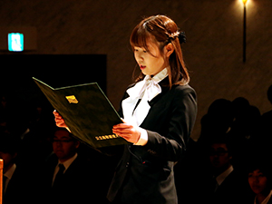 学部新入生代表の澤口未羽さんによる入学生宣誓