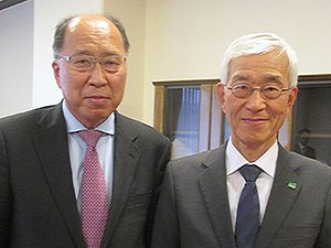 遠藤長官（左）と江﨑学長（右）