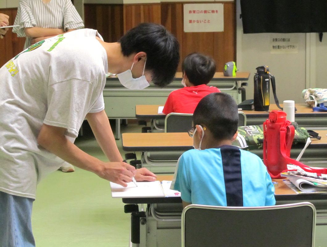 小学生に説明する学生