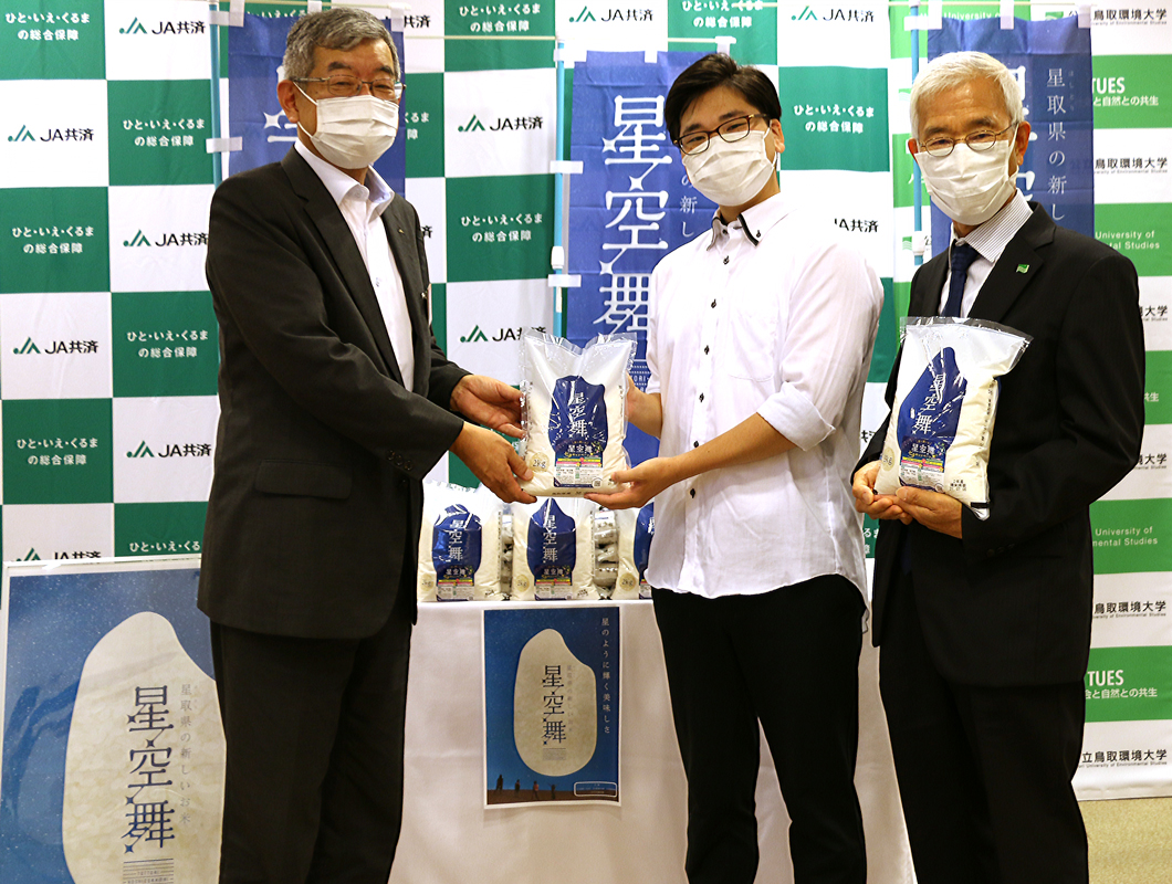 寄贈式の様子(中央:川口学友会長)