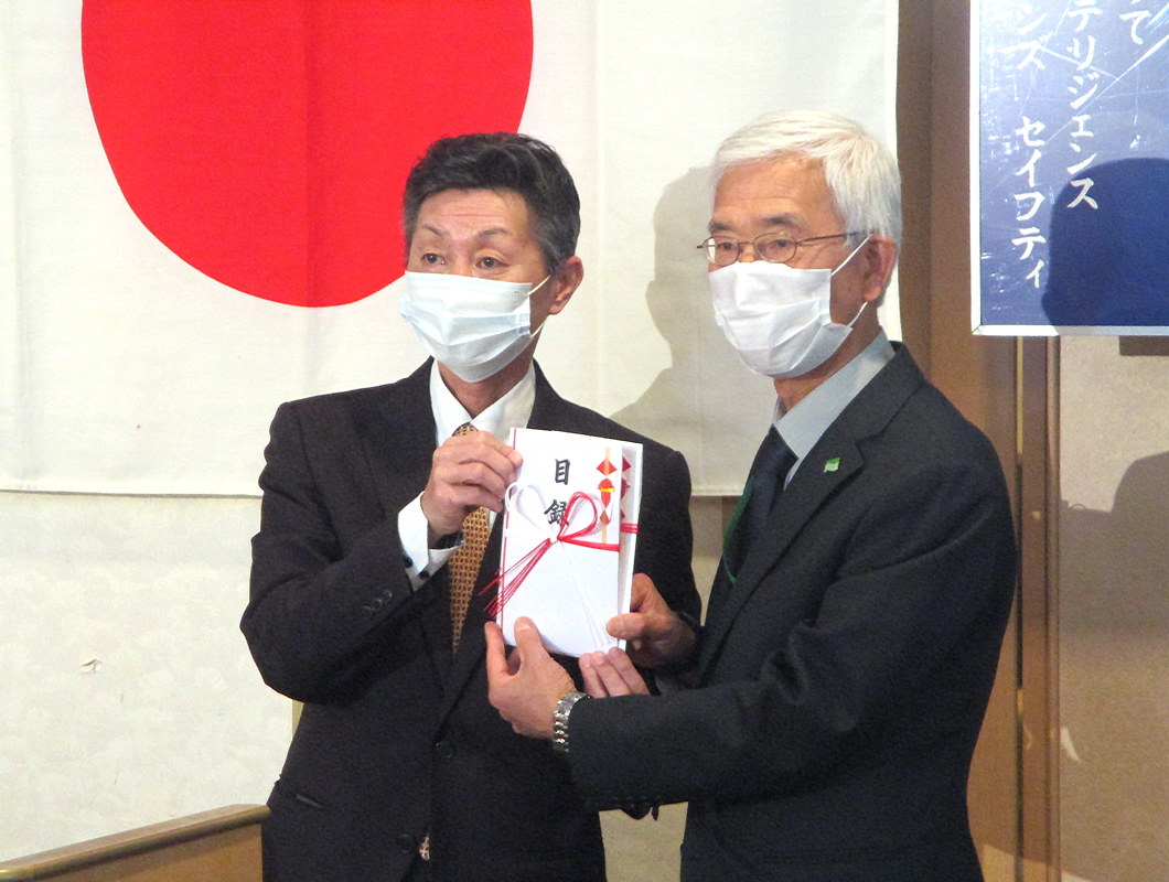 目録贈呈鳥取いなばライオンズクラブ 池田会長(左)江﨑学長(右)