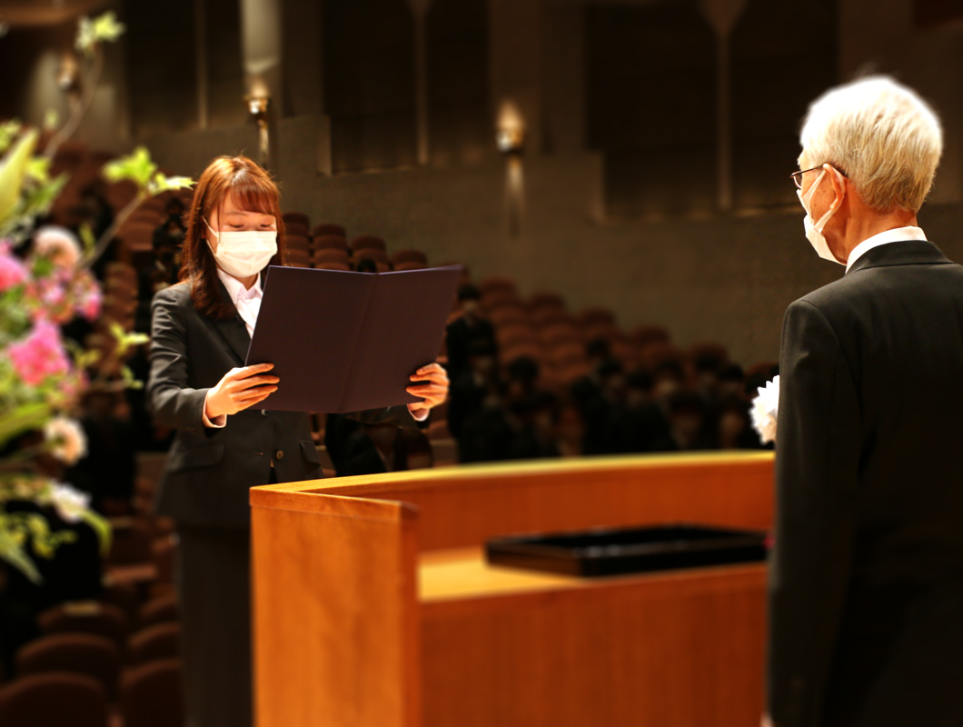 学部新入生代表の森原優奈さんによる宣誓