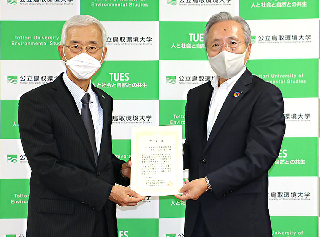 贈呈書贈呈　　山陰合同銀行　石丸代表取締役会長（右）、江﨑学長（左）