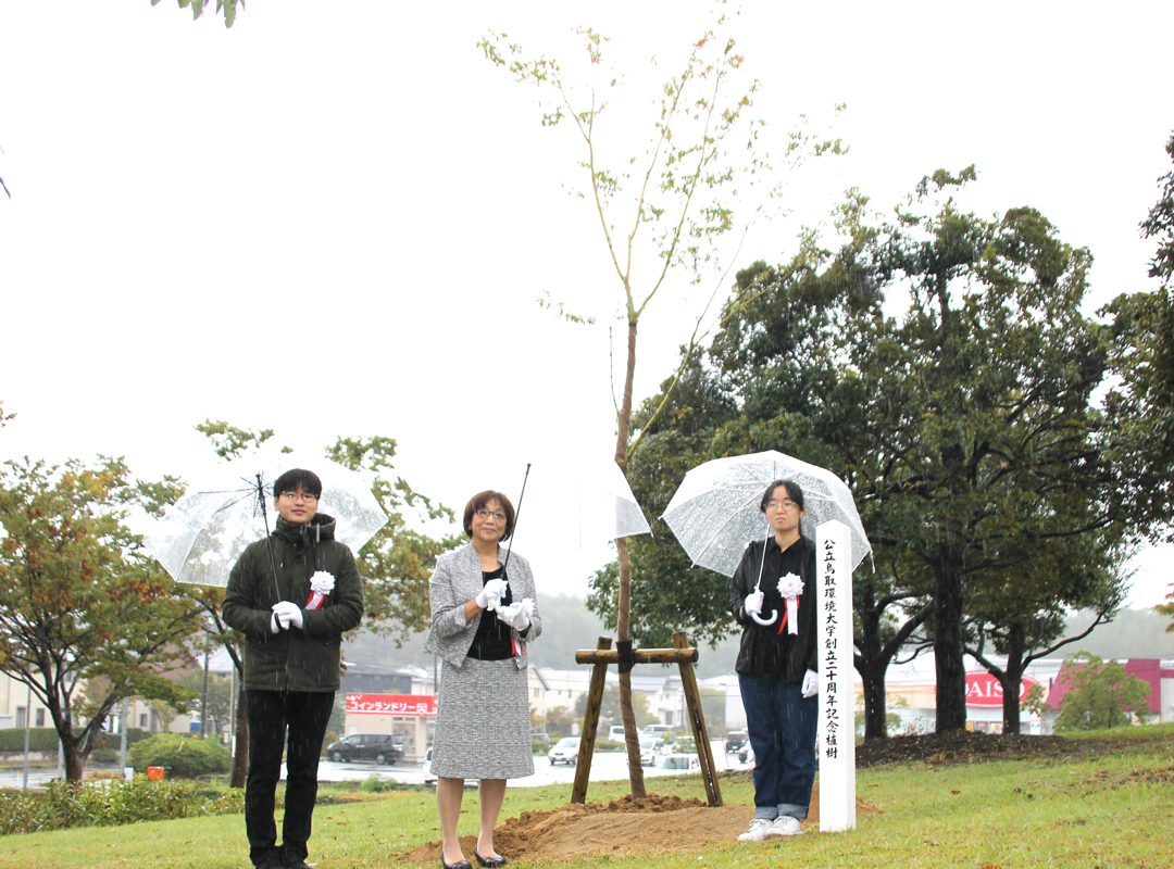 記念撮影
左から川口会長、遠藤副学長、佐藤副会長