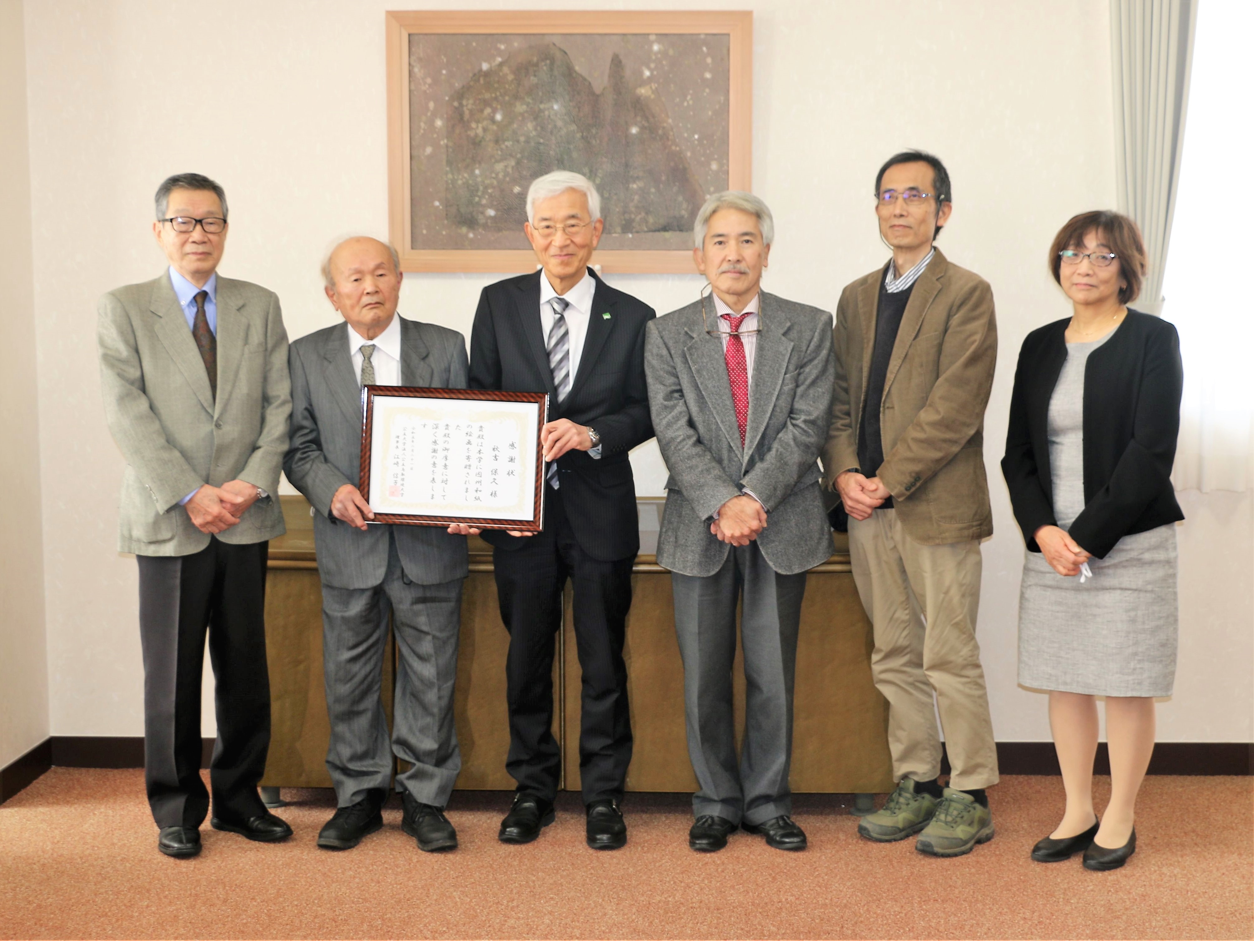 左から 安積氏、秋吉氏、江﨑学長、山本氏、<br>小林副学長、遠藤環境学部長