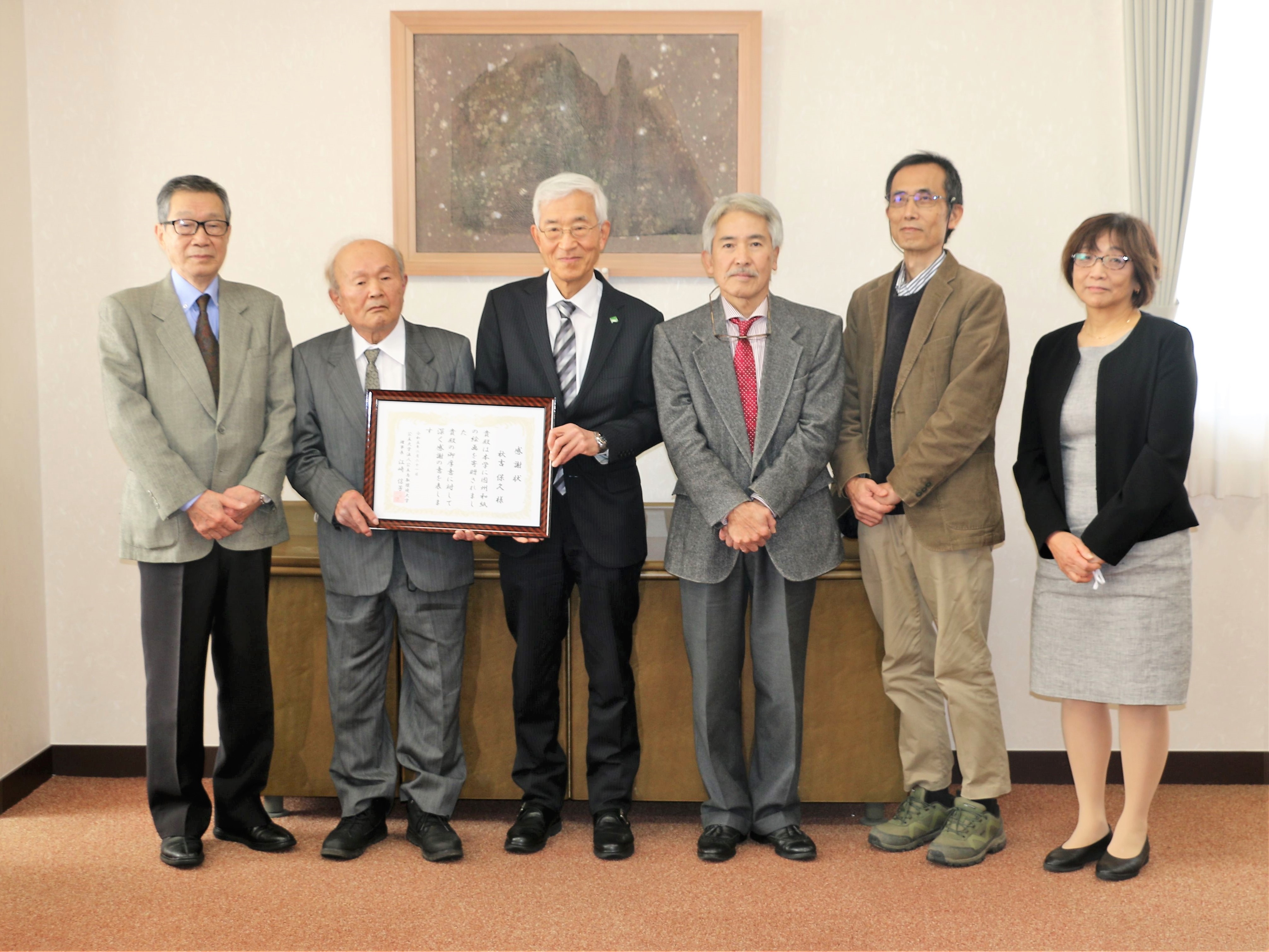 左から　安積氏、秋吉氏、江﨑学長、山本氏、<br>小林副学長、遠藤環境学部長