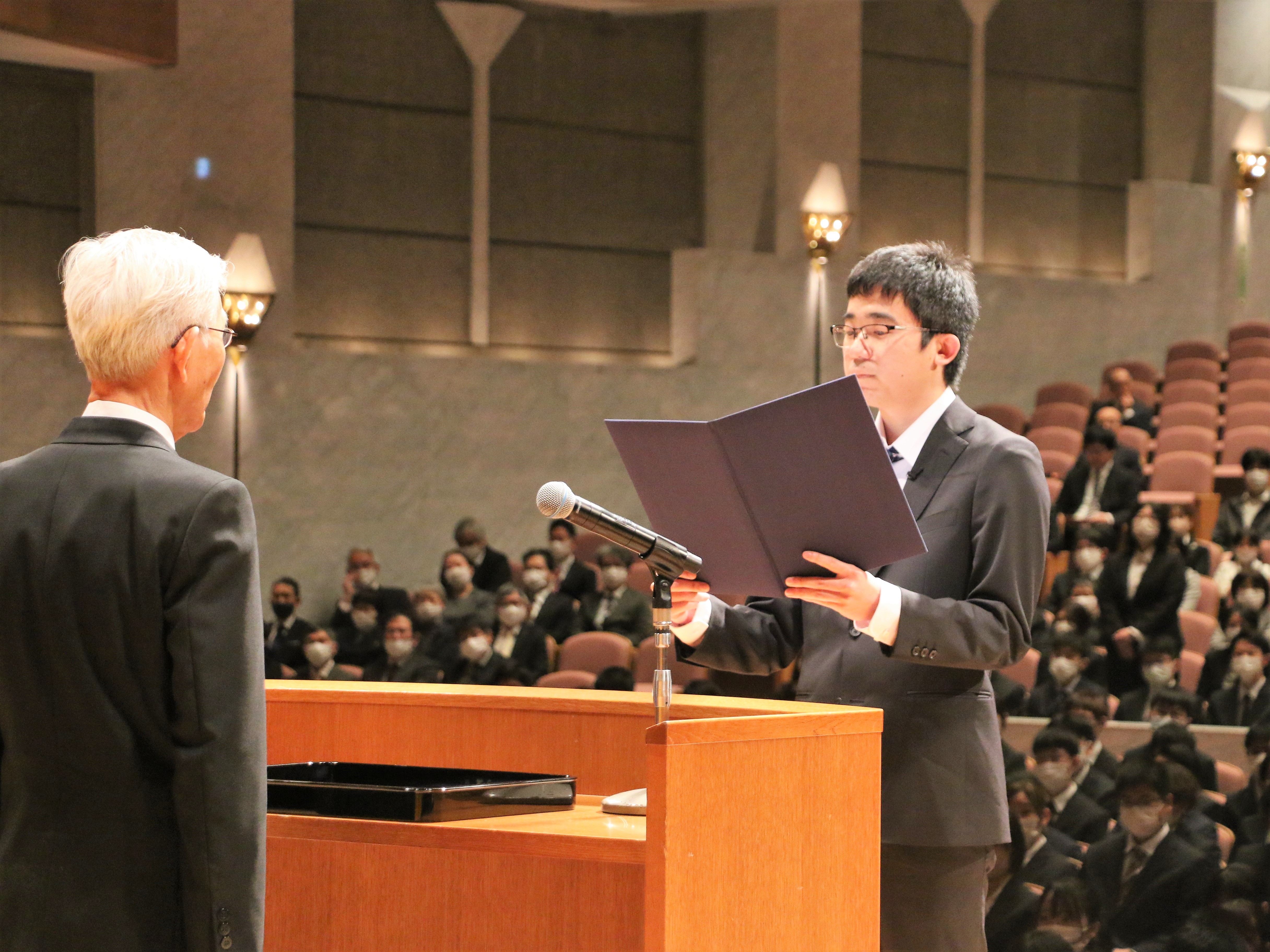大学院新入生代表の髙原健太さんによる宣誓