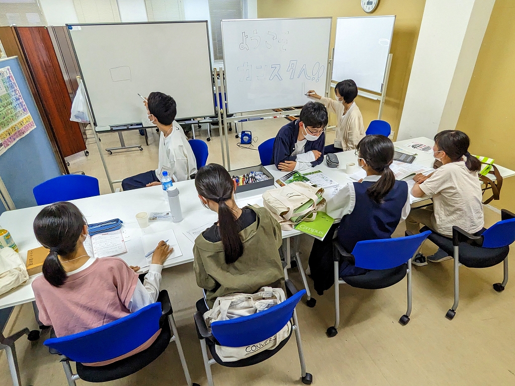 ホワイトボードを使い教える学生