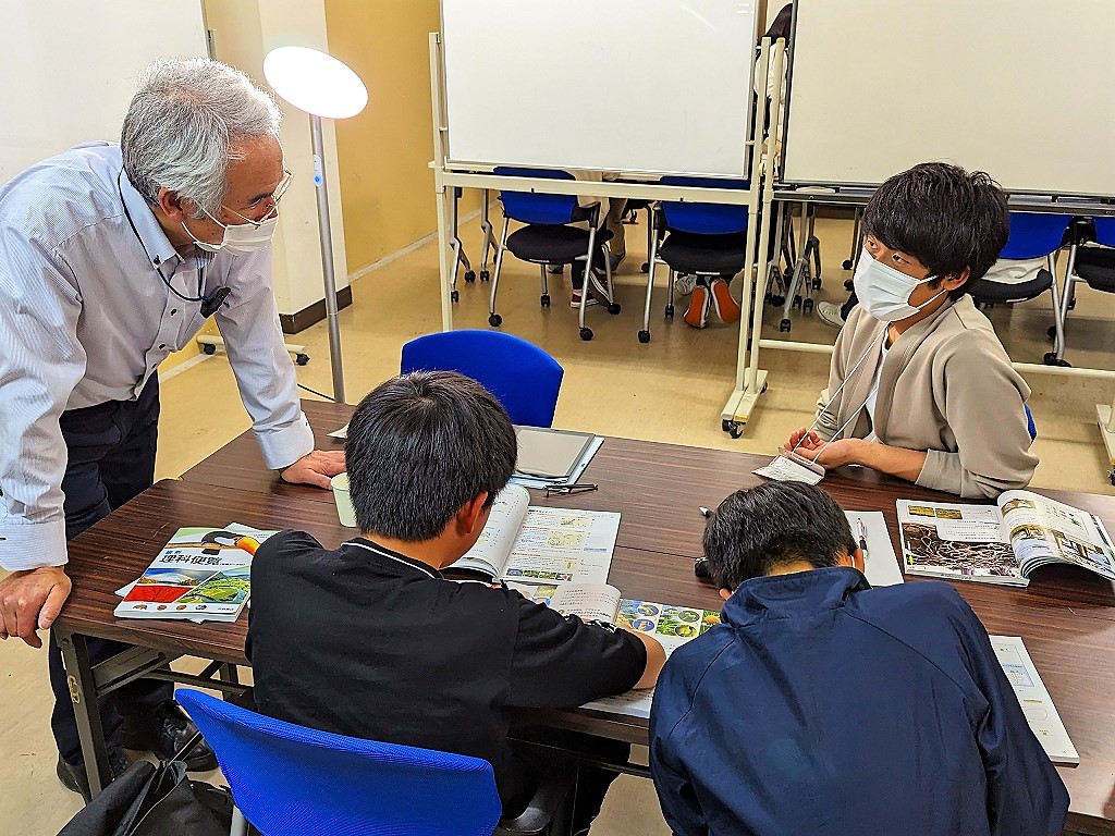 前田教授の指導を受ける学生