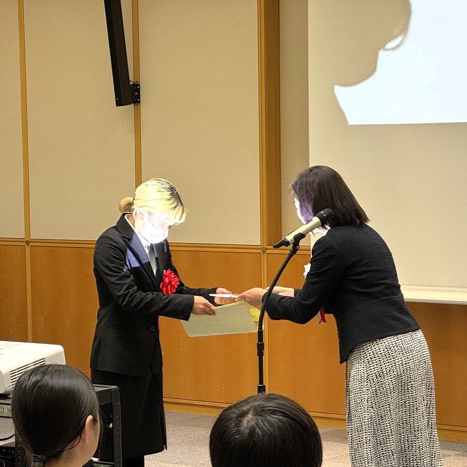 副知事から表彰を受ける山中委員長