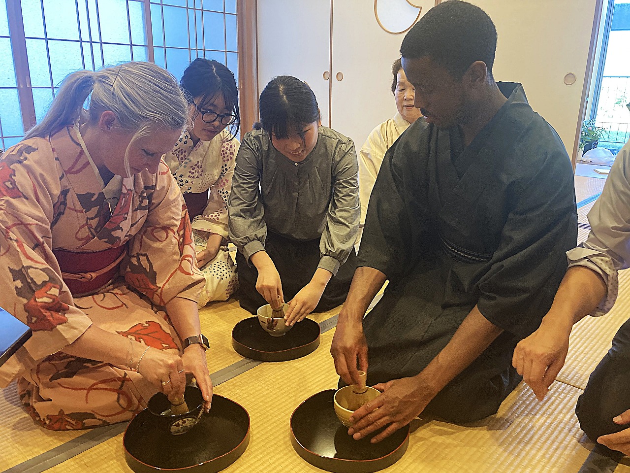 本学学生からお茶を点てる指導を受けている様子