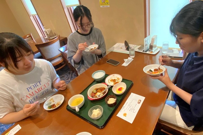 介護食の試食の様子