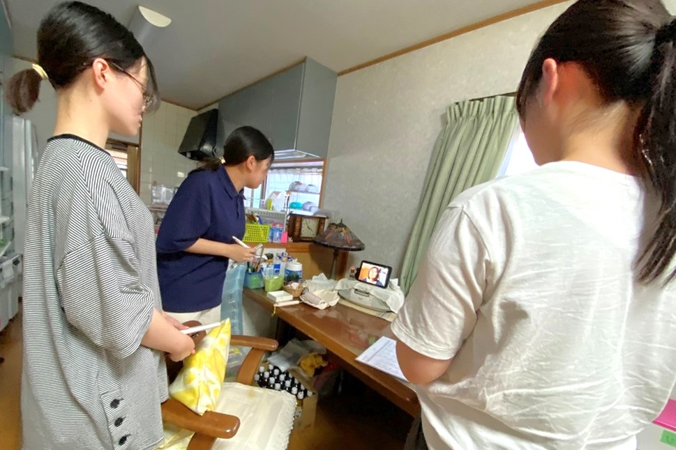 スマートスピーカーを通じたインタビューの様子