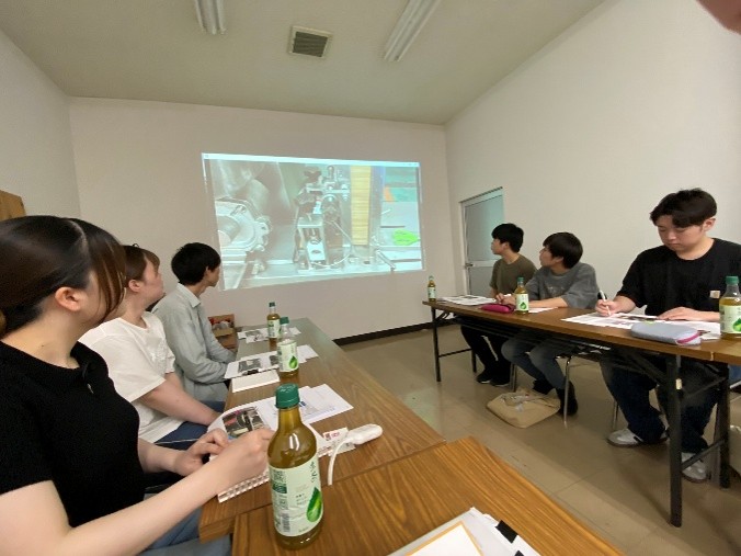 事業概要の説明等を受ける学生