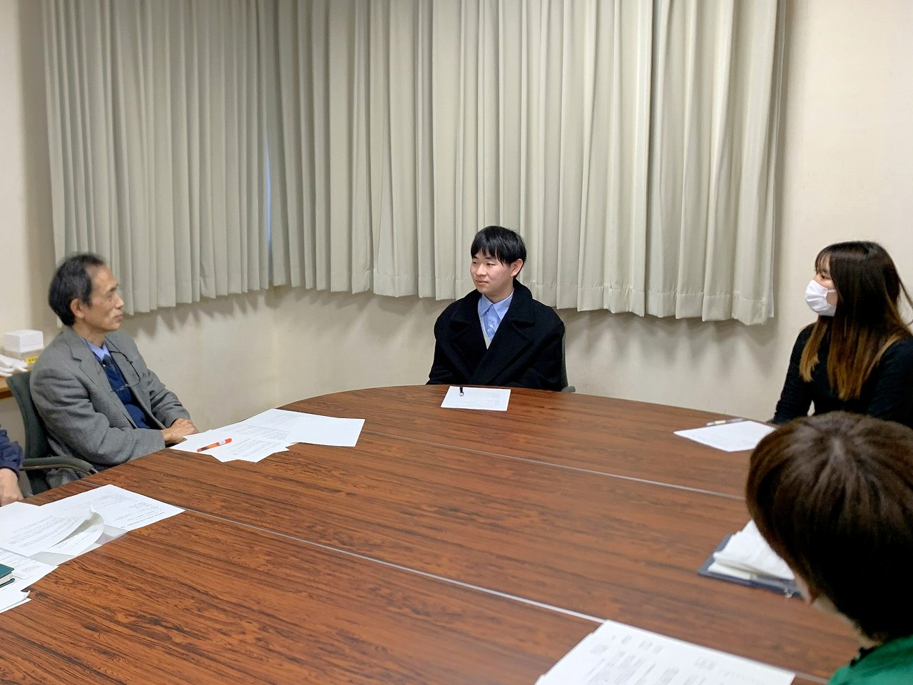 学友会執行部奥村会長（中央）、玉木副会長（右）、小林学長（左）