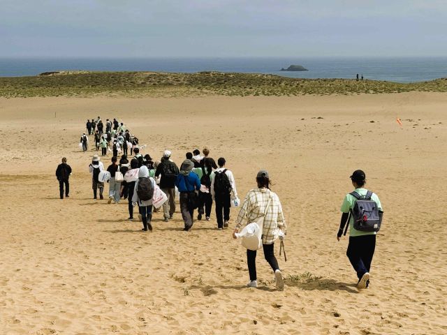 鳥取砂丘を海岸に向かう