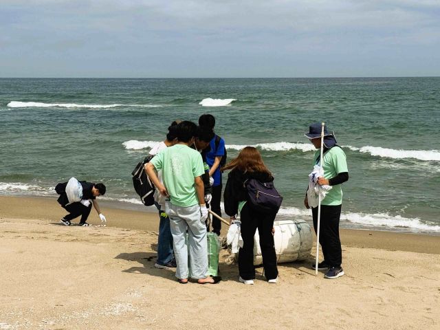 海岸で漂着ゴミを回収