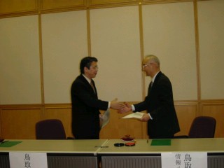 鳥取県立図書館との相互協定調印式2