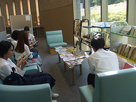 はちゅライブラリーで読書を楽しむ学生たち