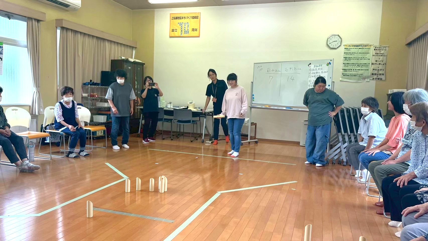 上私都地区で地域の方とモルックをする様子