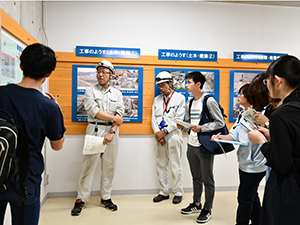 袋川発電所見学の様子