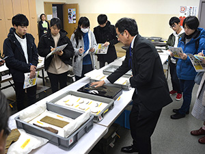 青谷上寺地遺跡整備室見学