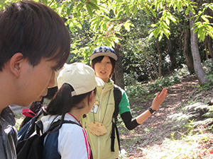 セラピーガイドの話を聞く学生達（智頭町天木にて）