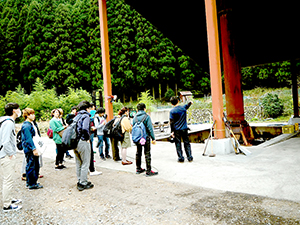 竹炭生産現場を見学する学生達（用瀬町にて） 