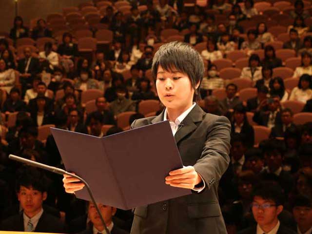 学部新入生代表の近本美乃里さんによる入学生宣誓