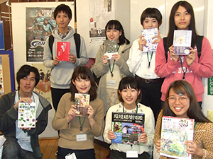 おすすめの1冊を持って記念撮影