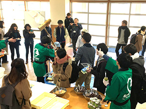 賑わう会場