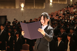 学部新入生代表の遠藤理子さんによる入学生宣誓