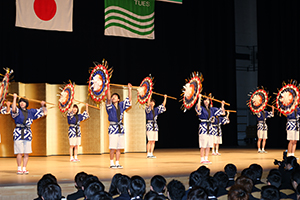 歓迎セレモニーとして鳥取の伝統芸能傘踊り