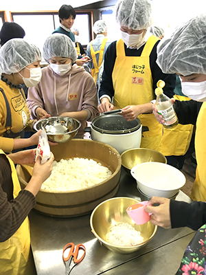 酢飯を作る様子