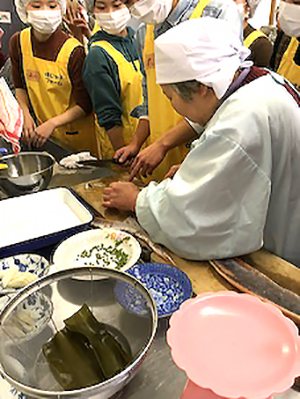 塩ますをカットする様子