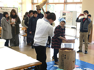 学生による餅つき