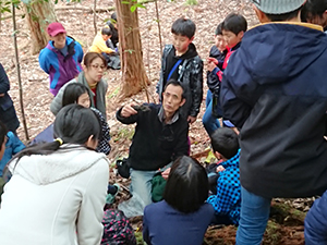 森の中で小林先生の解説風景