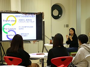 研修プログラム概要を説明している様子